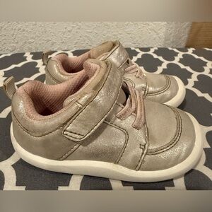 Stride Rite Soft Motion Shoe! Great for a new walker !! Size 5!